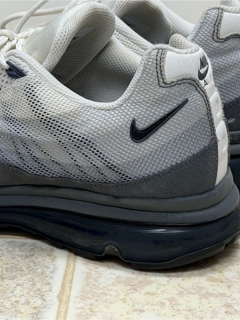 Nike Air Men's White & Gray Athletic Airmax Mesh Running Shoes Size 10 - Picture 6 of 10